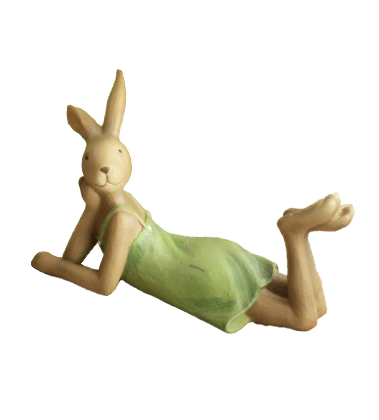 Coneja Green recostada boca abajo